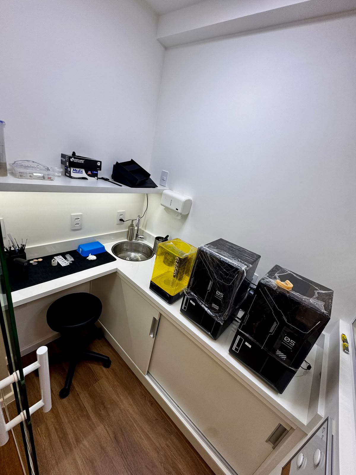 Laboratório digital da clínica com impressoras 3D e bancada de acabamento